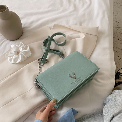 Sieviešu soma kvadrāta formā un ar garu rokturi