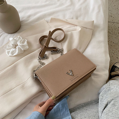 Sieviešu soma kvadrāta formā un ar garu rokturi