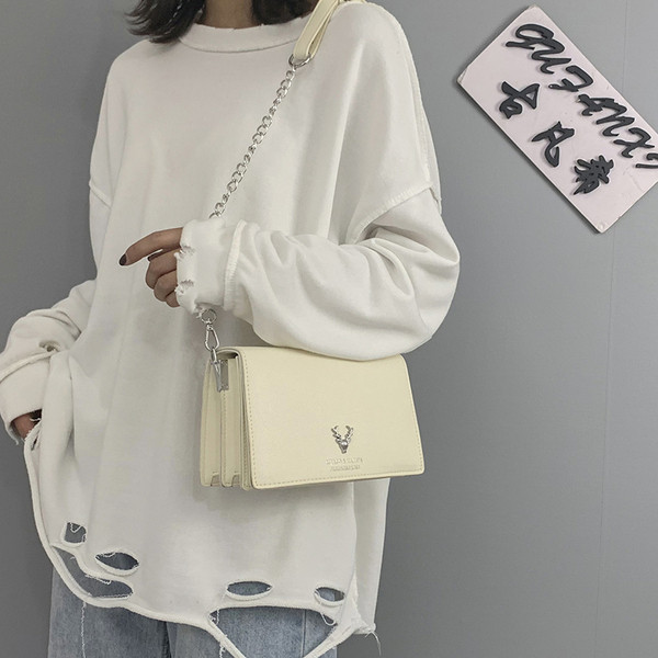 Sieviešu soma kvadrāta formā un ar garu rokturi