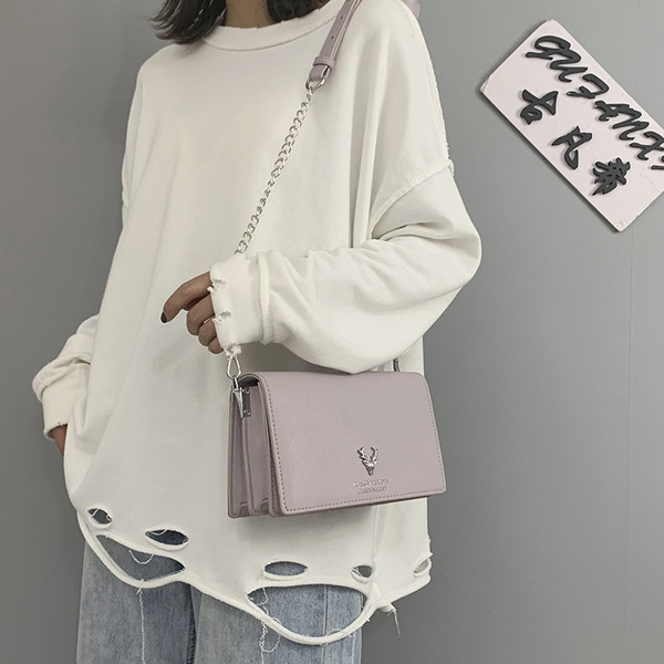 Sieviešu soma kvadrāta formā un ar garu rokturi