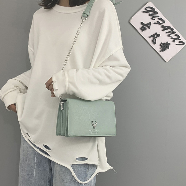 Sieviešu soma kvadrāta formā un ar garu rokturi