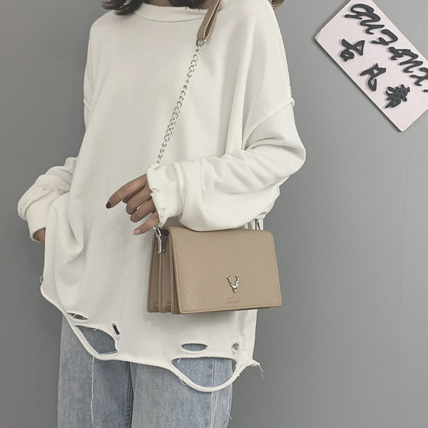 Sieviešu soma kvadrāta formā un ar garu rokturi