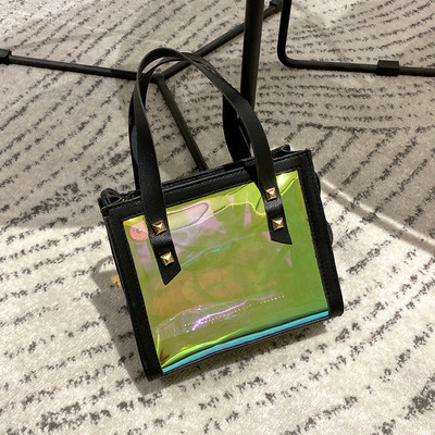 Ikdienas sieviešu soma ar diviem rokturiem un metāla elementiem