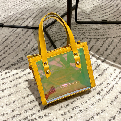 Ikdienas sieviešu soma ar diviem rokturiem un metāla elementiem