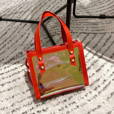 Ikdienas sieviešu soma ar diviem rokturiem un metāla elementiem