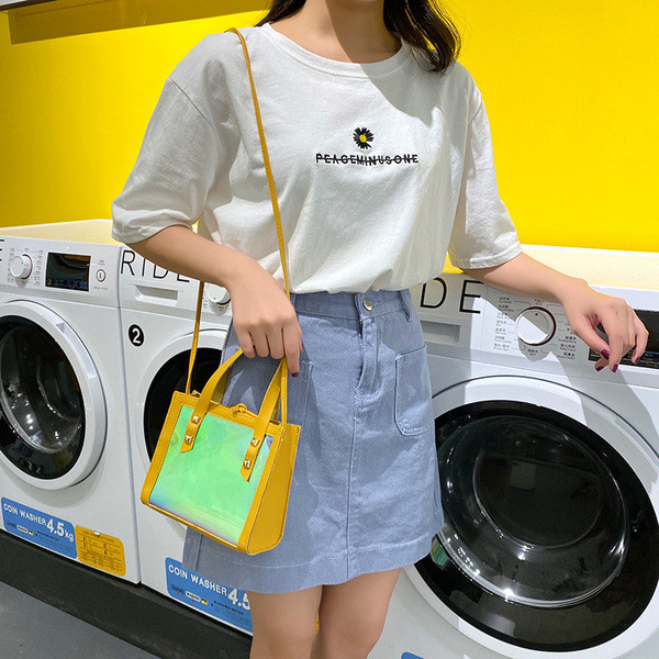 Ikdienas sieviešu soma ar diviem rokturiem un metāla elementiem