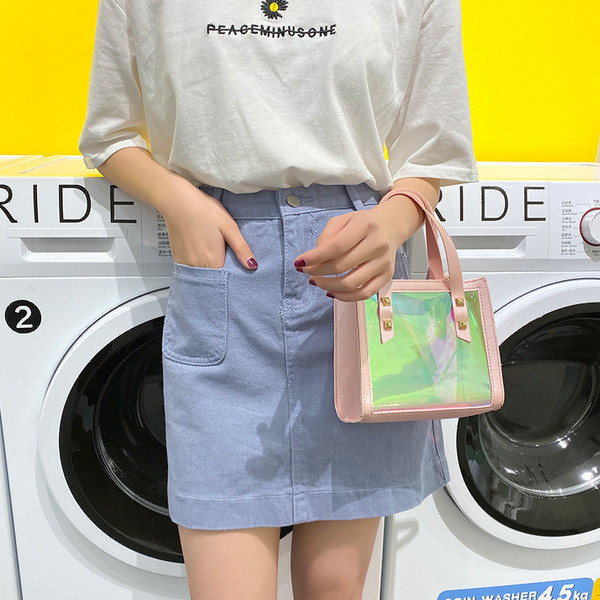 Ikdienas sieviešu soma ar diviem rokturiem un metāla elementiem