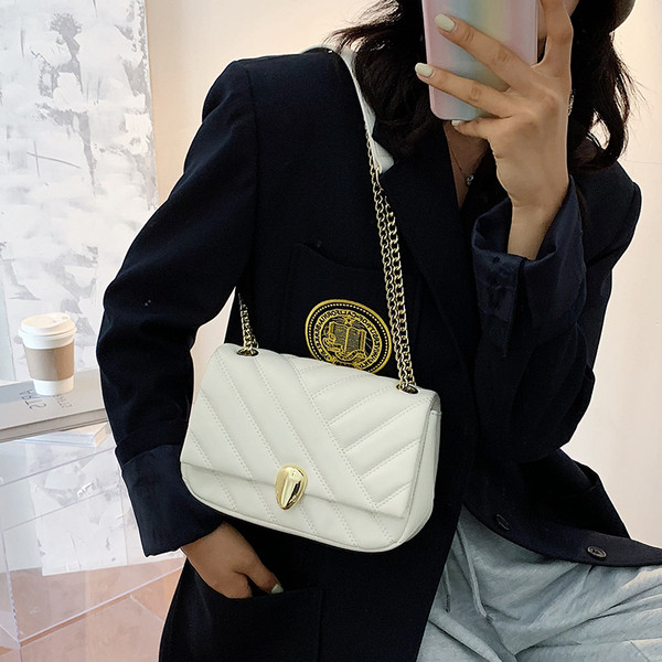 Moderna sieviešu soma no eko ādas ar metāla aizdari