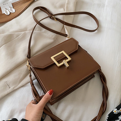 Moderna sieviešu soma ar metāla aizdari un rokturi no eko ādas