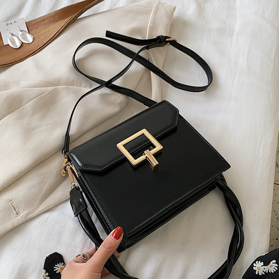 Moderna sieviešu soma ar metāla aizdari un rokturi no eko ādas