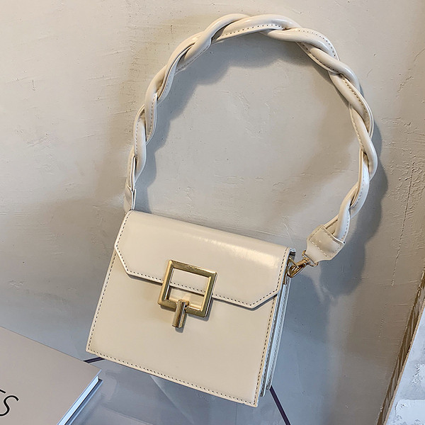 Moderna sieviešu soma ar metāla aizdari un rokturi no eko ādas