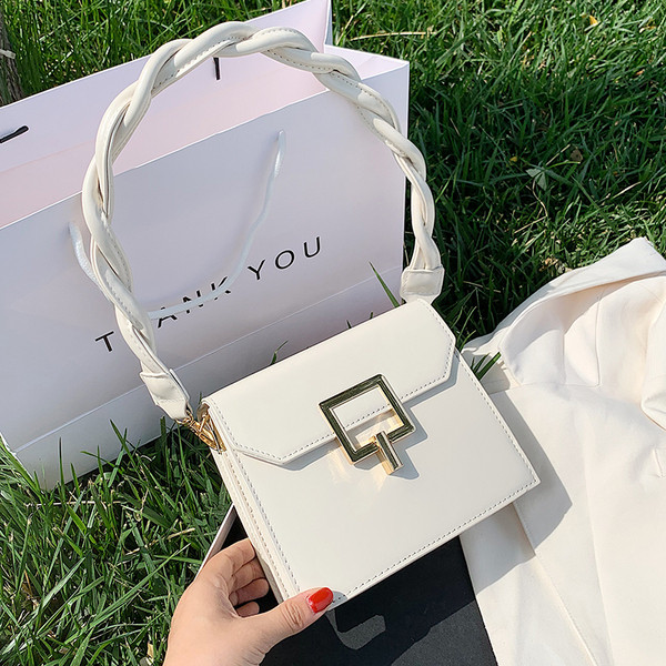 Moderna sieviešu soma ar metāla aizdari un rokturi no eko ādas