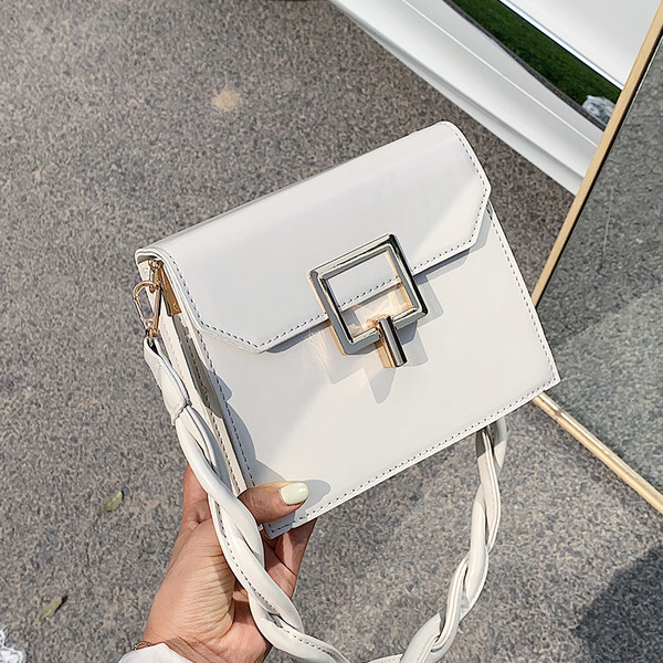 Moderna sieviešu soma ar metāla aizdari un rokturi no eko ādas