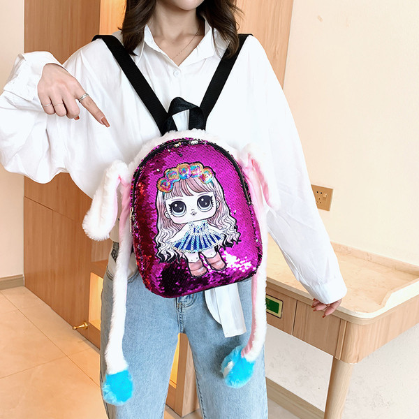 Moderna sieviešu mugursoma ar 3D elementiem un fliteriem