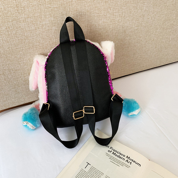 Moderna sieviešu mugursoma ar 3D elementiem un fliteriem