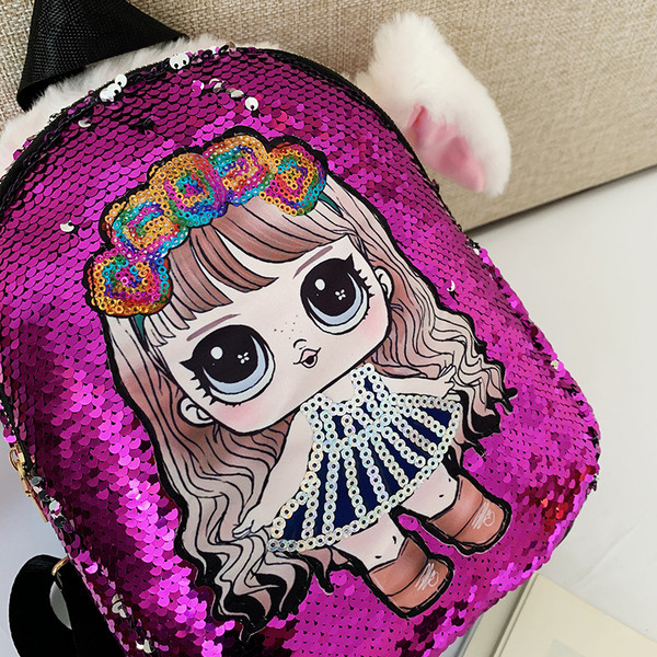 Moderna sieviešu mugursoma ar 3D elementiem un fliteriem