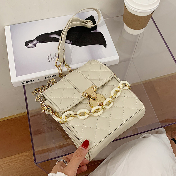 Ikdienas sieviešu soma ar metāla elementu un garu rokturi