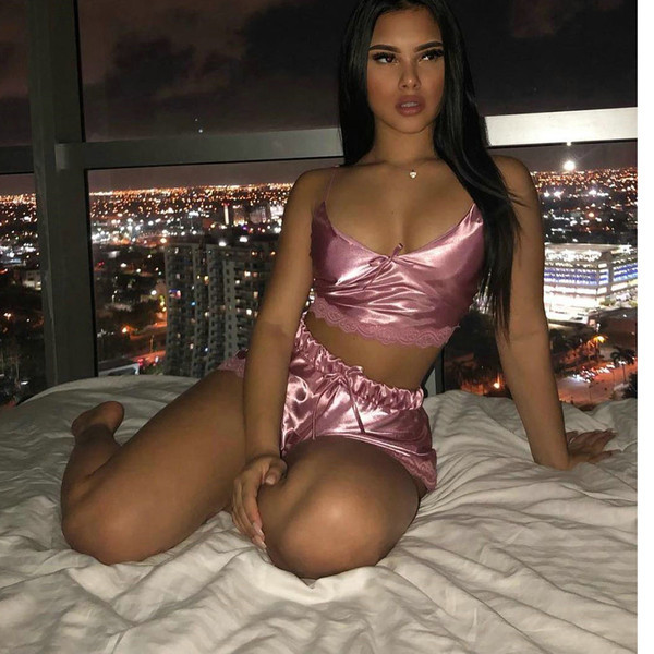 Női szatén pizsama két részből, csipkével és mély nyakkivágással