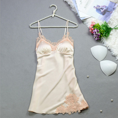 Rövid szatén hálóing csipkével