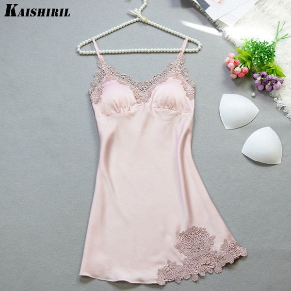 Rövid szatén hálóing csipkével