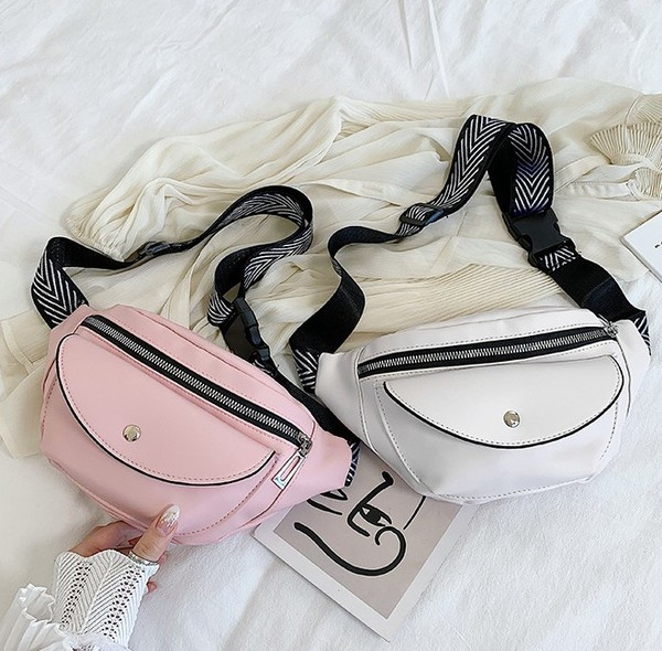 Moderna sieviešu soma piemērota pleciem un jostasvietai