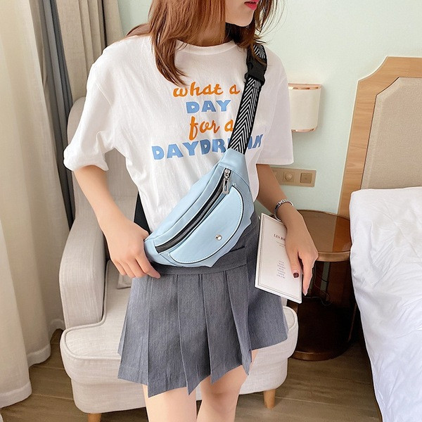 Moderna sieviešu soma piemērota pleciem un jostasvietai