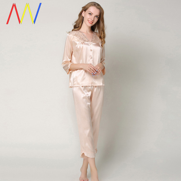 Satīna gara pidžama ar mežģīnēm un pogām