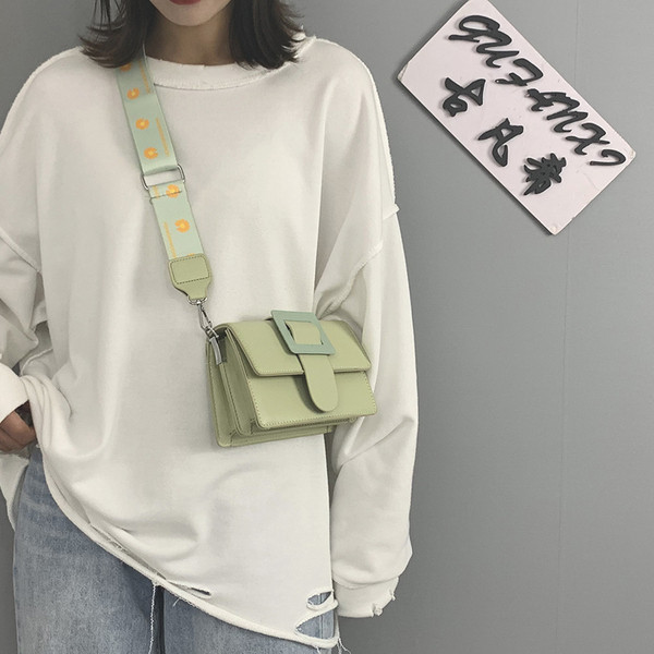 Kunstnahast naistekott tekstiilist sangaga üle õla