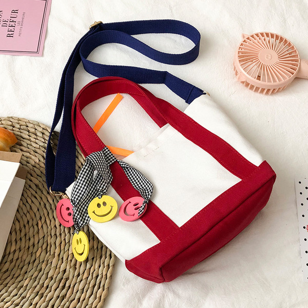 Ikdienas sieviešu soma ar aksesuāru un diviem rokturiem