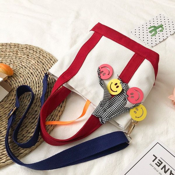 Ikdienas sieviešu soma ar aksesuāru un diviem rokturiem