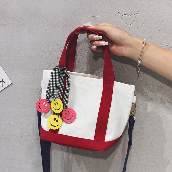 Ikdienas sieviešu soma ar aksesuāru un diviem rokturiem