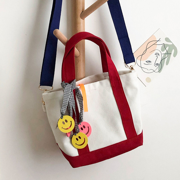 Ikdienas sieviešu soma ar aksesuāru un diviem rokturiem