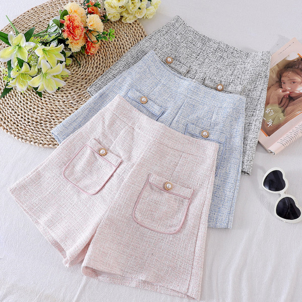 Naiste lühikesed püksid taskute ja kõrge vöökohaga