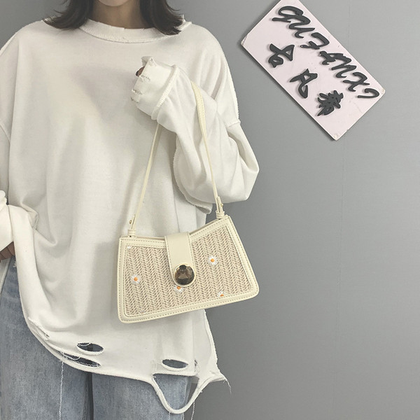 Kövekkel és hímzéssel díszített női táska rövid fogantyúval és fém csattal