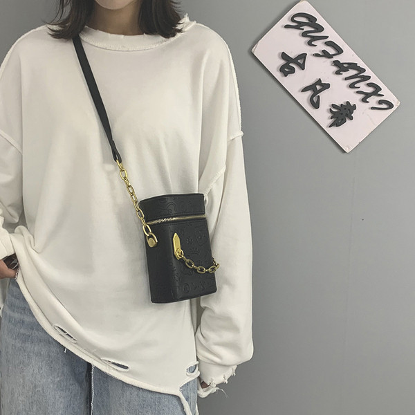 Sieviešu soma ar garu rokturi un rāvējslēdzēju no eko ādas