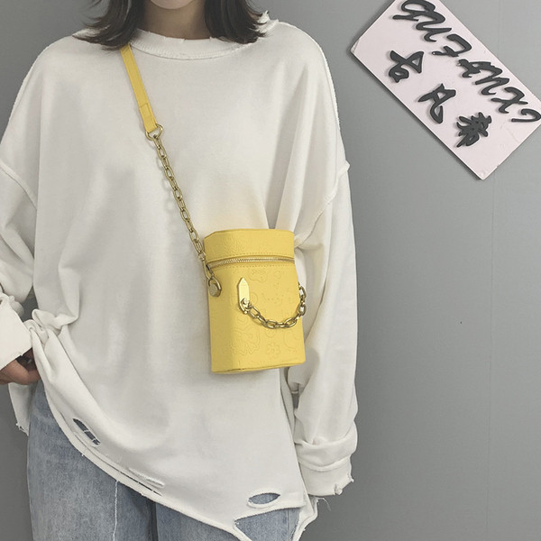 Sieviešu soma ar garu rokturi un rāvējslēdzēju no eko ādas