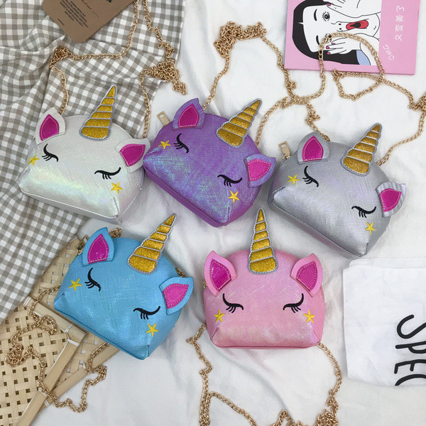 Kis gyerektáska 3D elemmel és fém lánccal