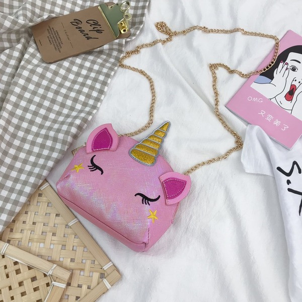 Kis gyerektáska 3D elemmel és fém lánccal