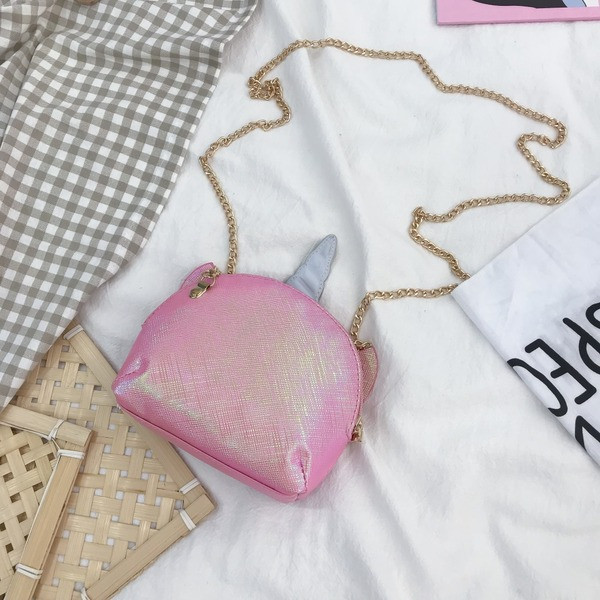 Kis gyerektáska 3D elemmel és fém lánccal