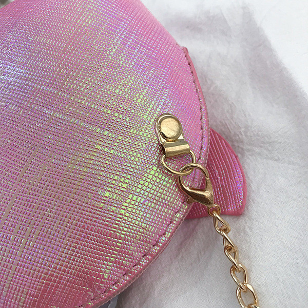 Kis gyerektáska 3D elemmel és fém lánccal