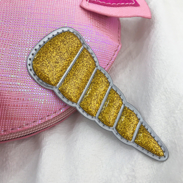 Kis gyerektáska 3D elemmel és fém lánccal