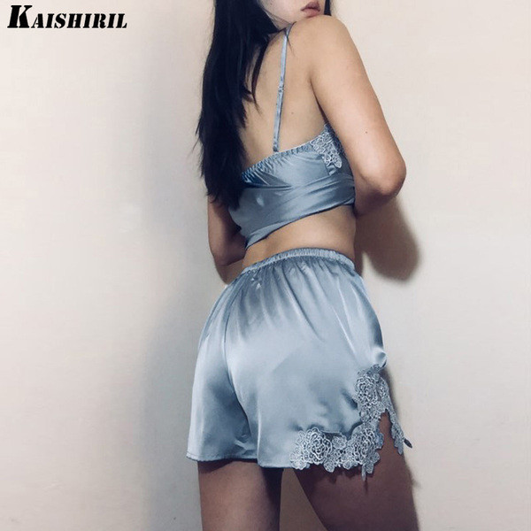 Uus mudel kaheosalise pitsiga satiinist pidžaama