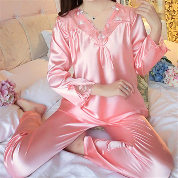 Pavasara-rudens satīna pidžama ar mežģīnēm