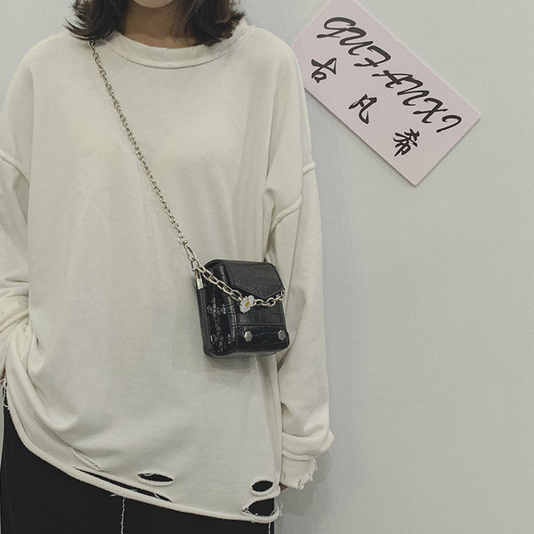 Naiste väike ökonahast pika keti ja metallist kinnitusega kott