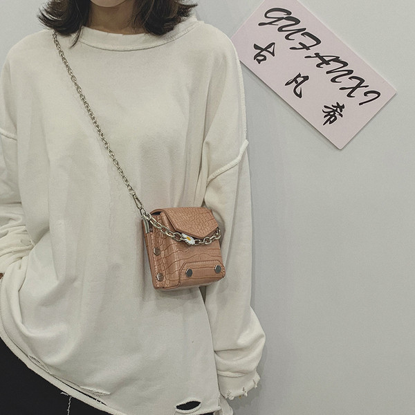 Naiste väike ökonahast pika keti ja metallist kinnitusega kott