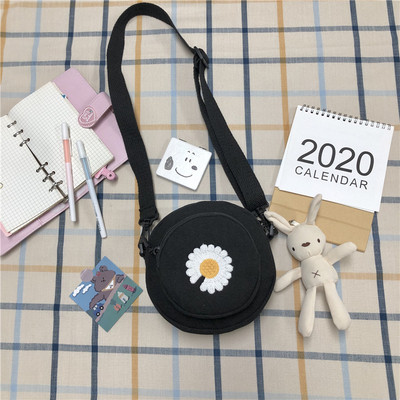 Sieviešu tekstila soma ar izšuvumu un 3D elementu