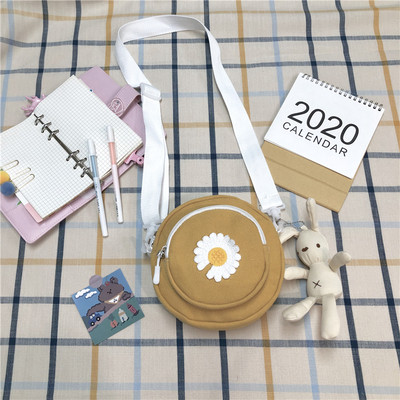 Sieviešu tekstila soma ar izšuvumu un 3D elementu