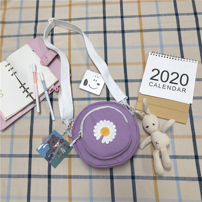 Sieviešu tekstila soma ar izšuvumu un 3D elementu