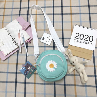 Sieviešu tekstila soma ar izšuvumu un 3D elementu