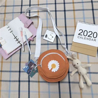 Sieviešu tekstila soma ar izšuvumu un 3D elementu